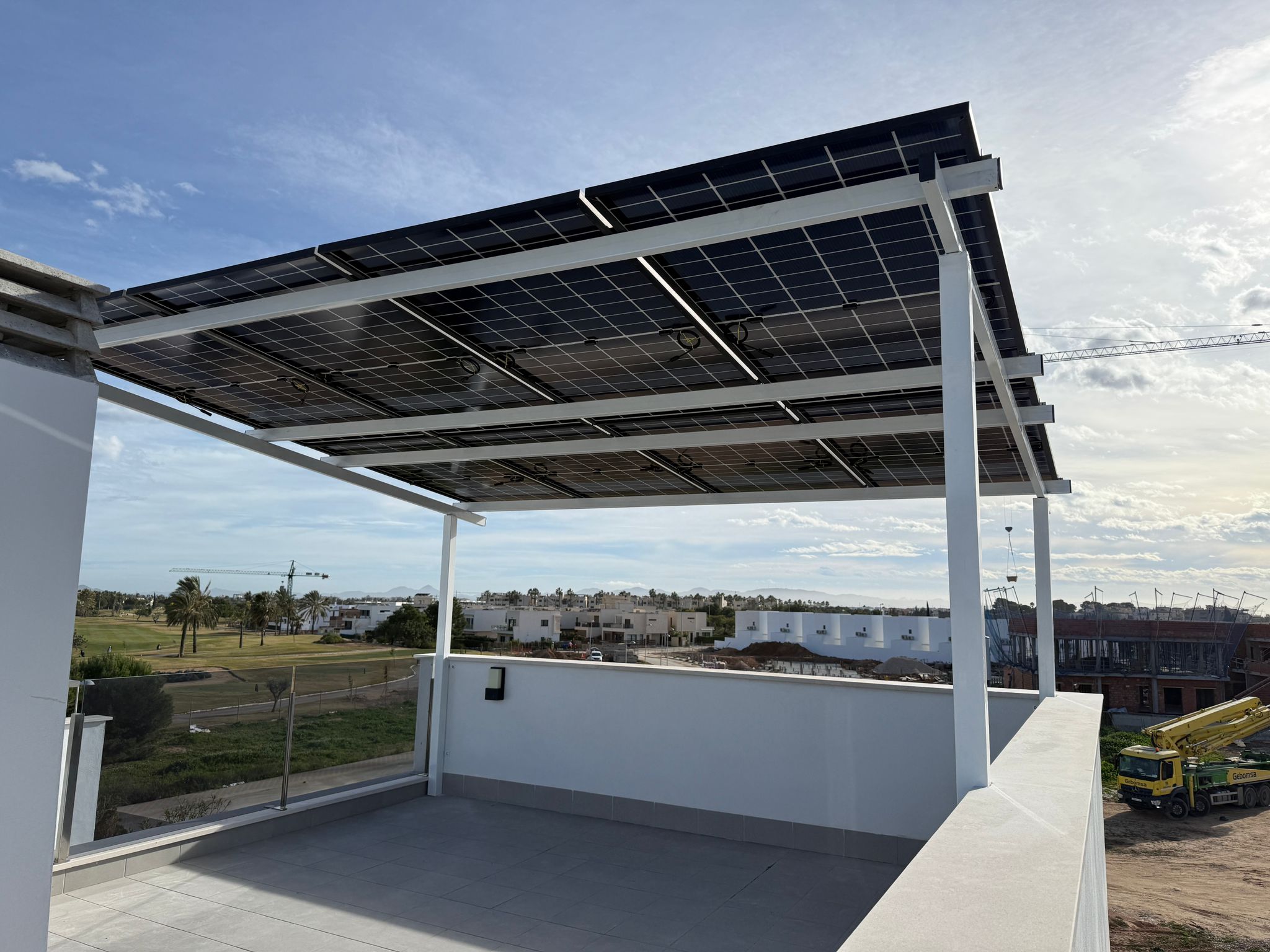 Pérgola solar en terraza con vistas