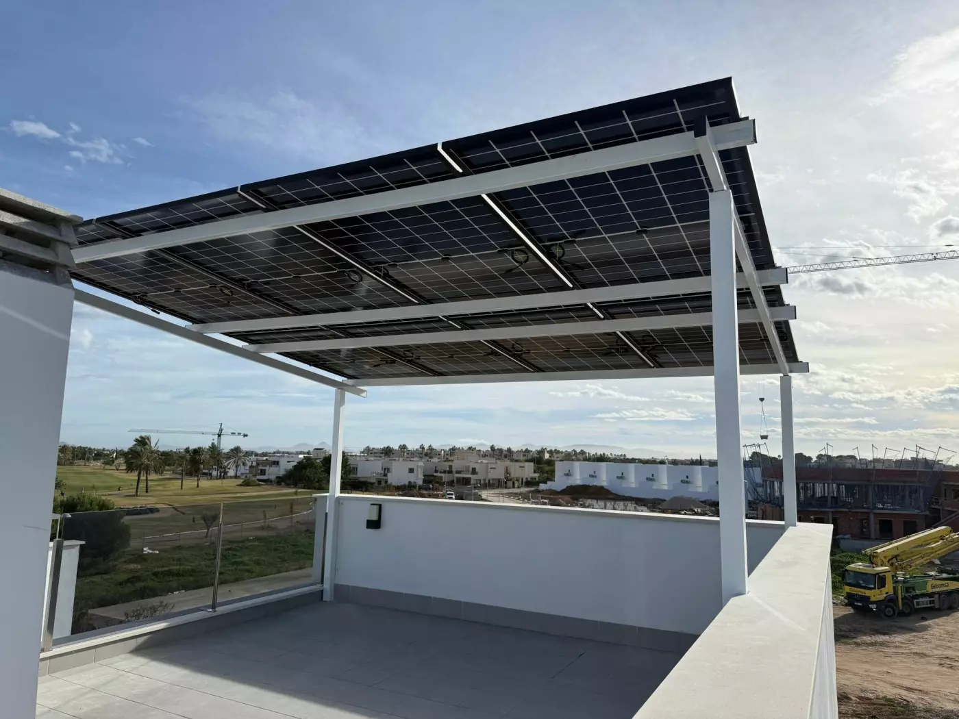 Pérgola solar en terraza con vistas