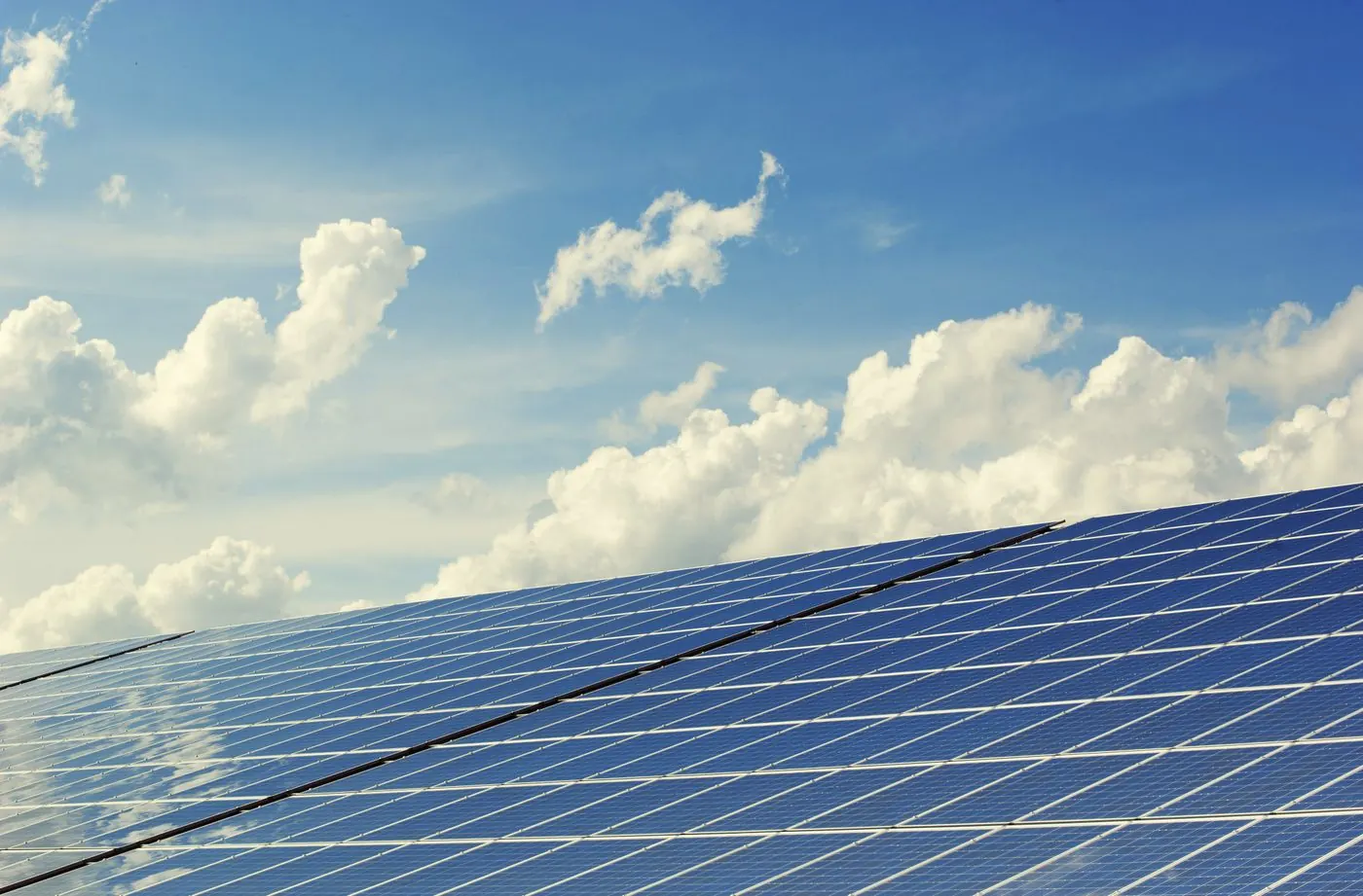 Paneles solares en cubierta residencial aprovechada para autoconsumo compartido