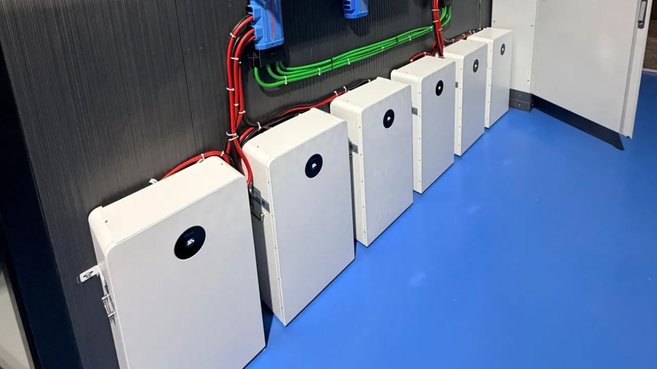 Baterías de almacenamiento e inversores instalados por A Todo Sol en una sala técnica