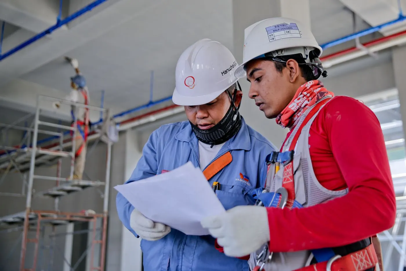 Técnicos en obra revisando planos del proyecto