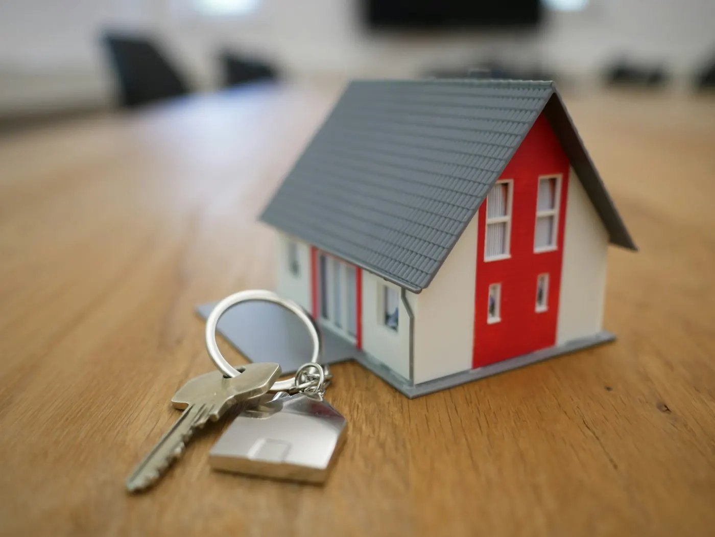 Llaves de casa junto a una maqueta de vivienda