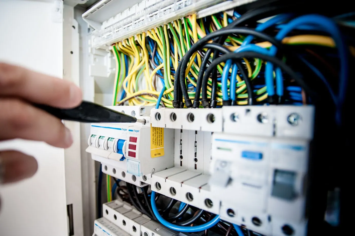 Cuadro eléctrico residencial con magnetotérmicos y cableado de colores