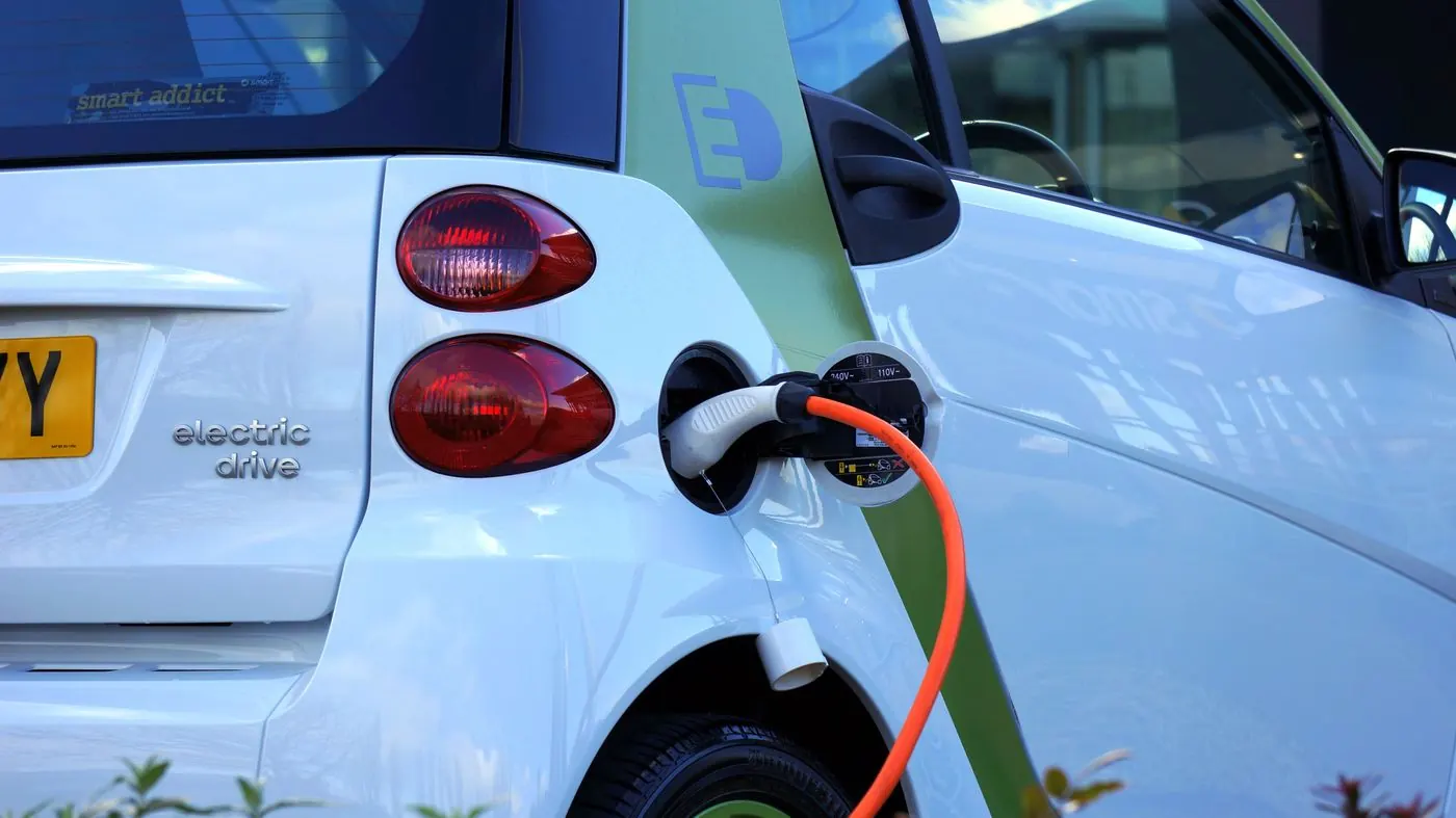 Coche eléctrico cargando al exterior