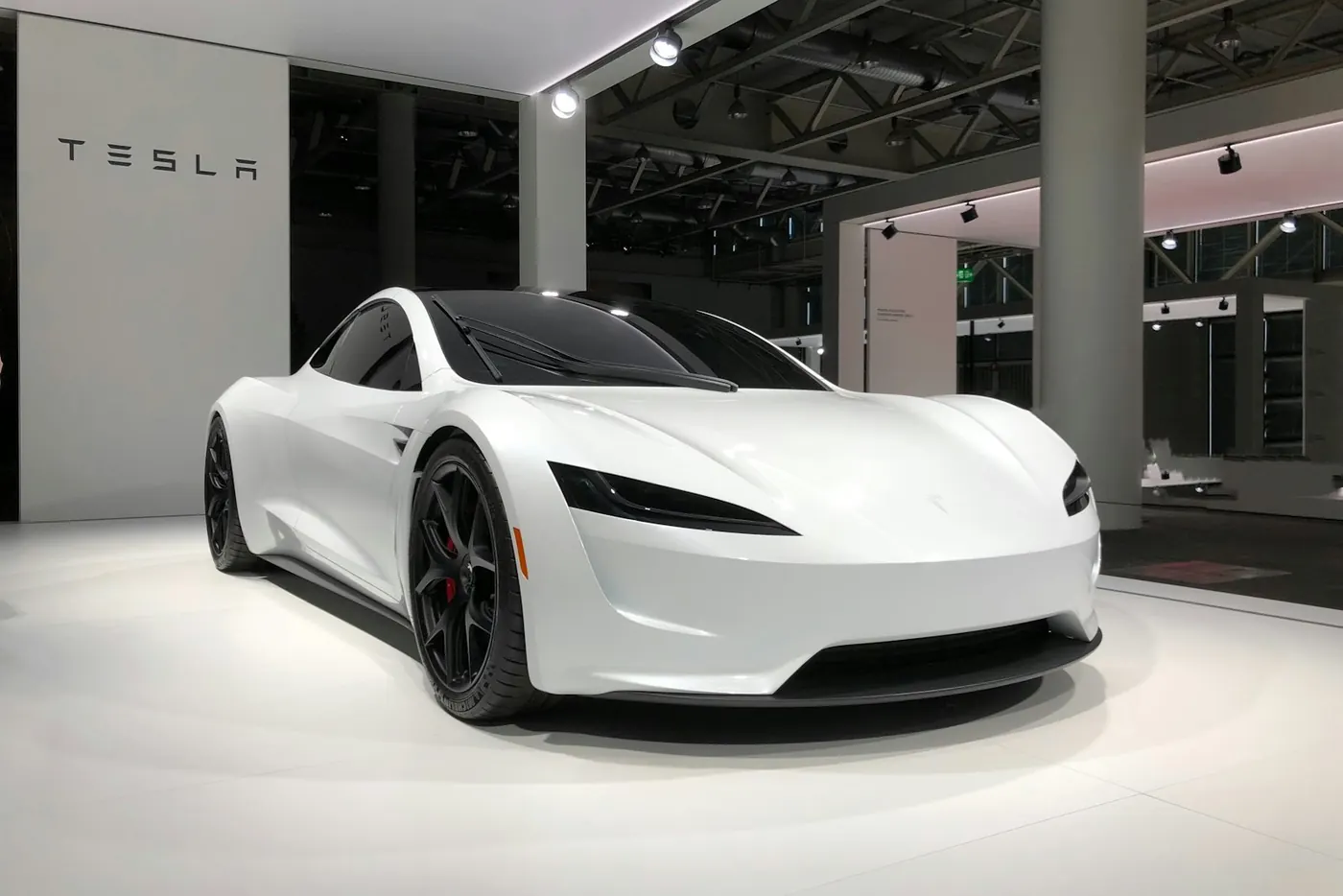 Tesla blanco — en AC monofásico suele ser ~7,4 kW frente a ~11 kW en trifásico