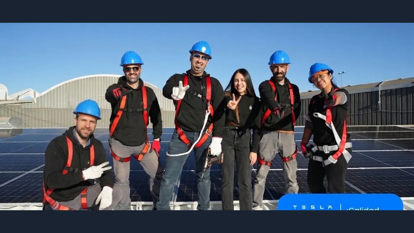 Equipo real de Atodosol en obra con camisetas de la empresa