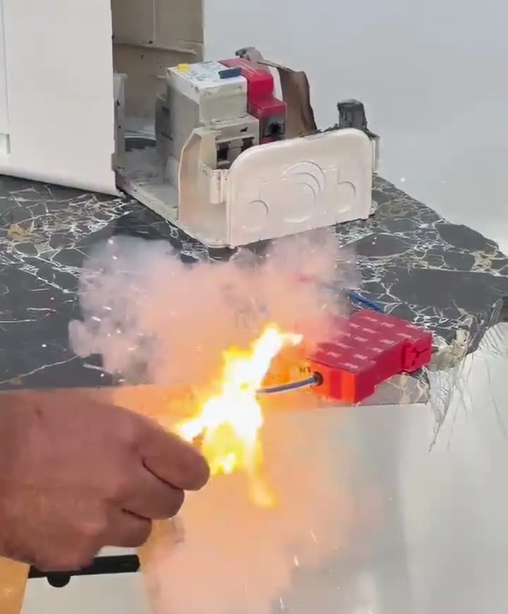 Prueba de fuego real junto al cuadro de protecciones con el extintor de aerosol