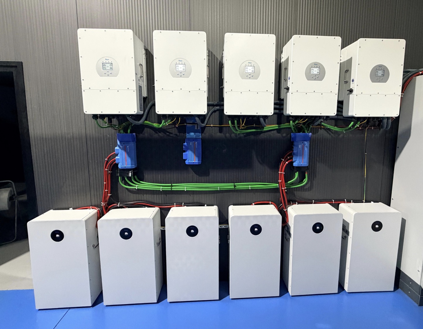 Instalación peak shaving Marcopack: 5 inversores y 6 baterías